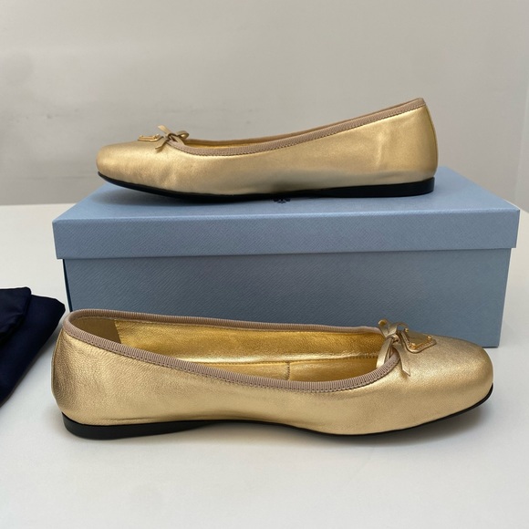 Prada Triangle-Logo Ballet Flats in Platine Gold sz 37.5 New in Box - Picture 4 of 9